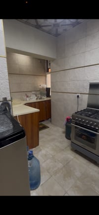 شقة 80 متر بمجمع الزهور  بغداد الجديدة طابق اول مطلة على الورده 077157...
