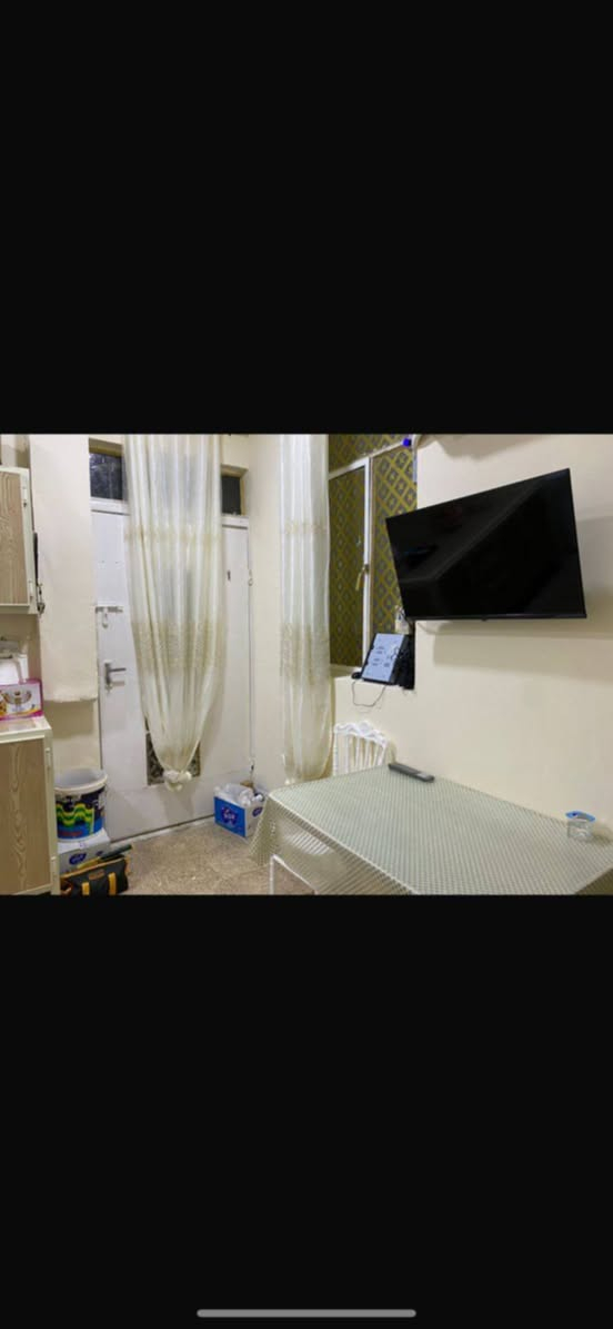 شقه سر قفليه للبيع 
ايجارها ٣٠٠ 
متكونه من غرفتين وهول مفتوح ع مطبخ 
وصحيات 
بيها تانكي 
كيزر 
ماطور 
بوستر مي 
واير سحب 
و٣ بنكات سقفيه 
حي القاهره 
السعر ١٤ مليون
وبيها مجال
***********
***********
اخوكم انور الجنابي
