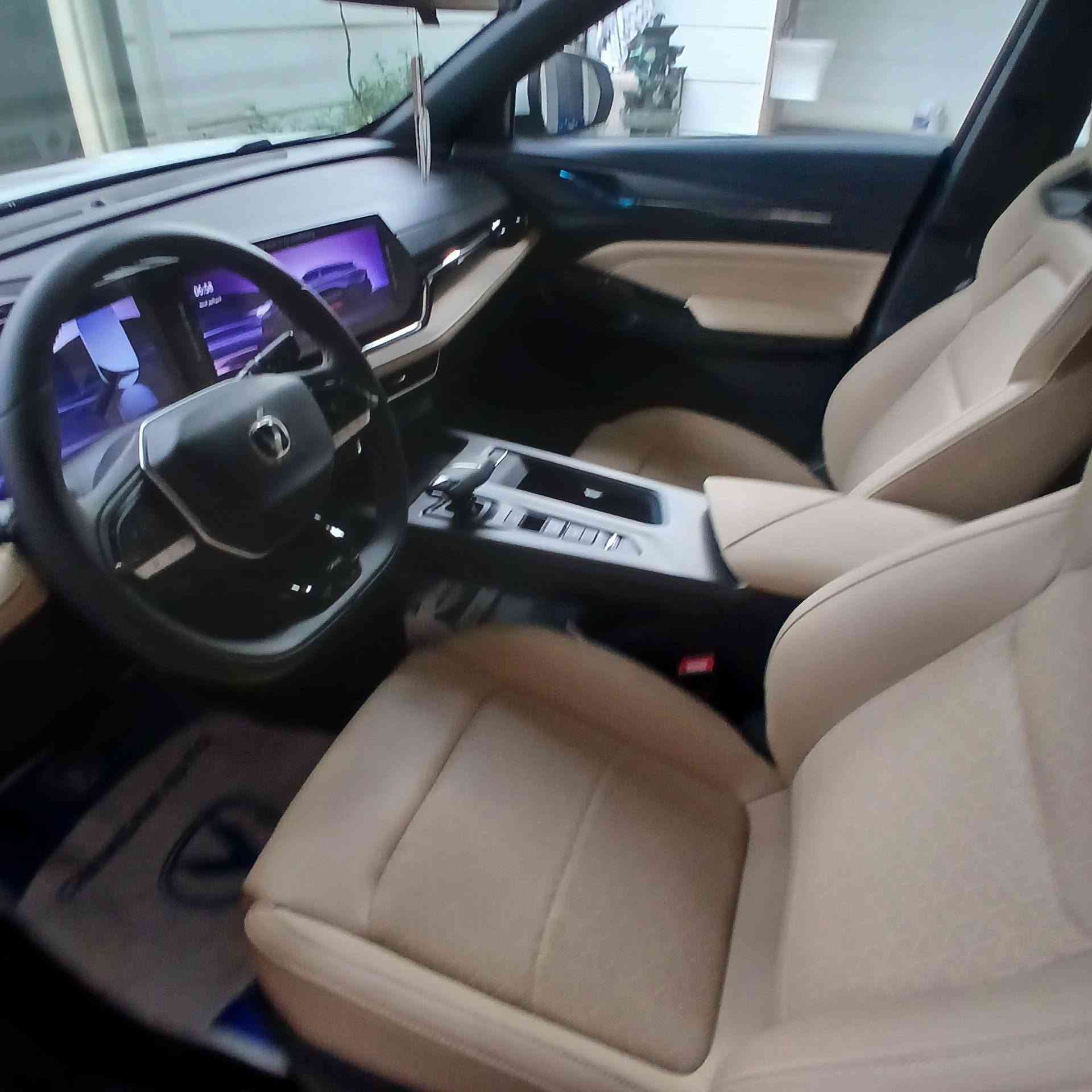 شانجان cs55 2026 شركة البخيت
ضمان 5سنوات او 100الف كيلو مع تبدبيلتين مجانيه رقم بغداد ماشيه 

المواصفات

المحرك: 1.5 لتر تيربو، 4 أسطواناتالقوة: 185 حصاناًعزم الدوران: 300 نيوتن.مترناقل الحركة: أوتوماتيك ثنائي التعشيق DCT مبلل (WET) من 7 سرعاتنظام الدفع: أمامي (FWD)استهلاك الوقود: اقتصادي ومناسب للمسافات الطويلة.

مصابيح أمامية وخلفية بإضاءة LED بالكامل مع إضاءة نهارية.جنوط رياضية قياس 19 بوصة.مرايا جانبية كهربائية الضبط والطي.فتحة سقف بانورامية وجناح خلفي رياضي.

شاشة عدادات رقمية قياس 10 بوصة.شاشة ترفيه وسطية تعمل باللمس قياس 12.3 بوصة.مقاعد من الجلد الفاخر مع إمكانية تعديل مقعد السائق كهربائياً.شاحن لاسلكي للهواتف ومكيف هواء أوتوماتيكي.

والتوزيع الإلكتروني لقوة الفرامل (EBD).نظام الاتزان الإلكتروني (ESP)، والتحكم في المرتفعات والمنحدرات.كاميرا رؤية محيطية 360 درجة، حساسات ركن.مثبت سرعة ذكي، ونظام التحذير من الاصطدام الأمامي مع مكابح طوارئ تلقائية.

السياره تعمل على البانزين العادي بدون دفانز وبضمان الشركه

السعر 27مليون وبيه مجال

للتواصل ***********
