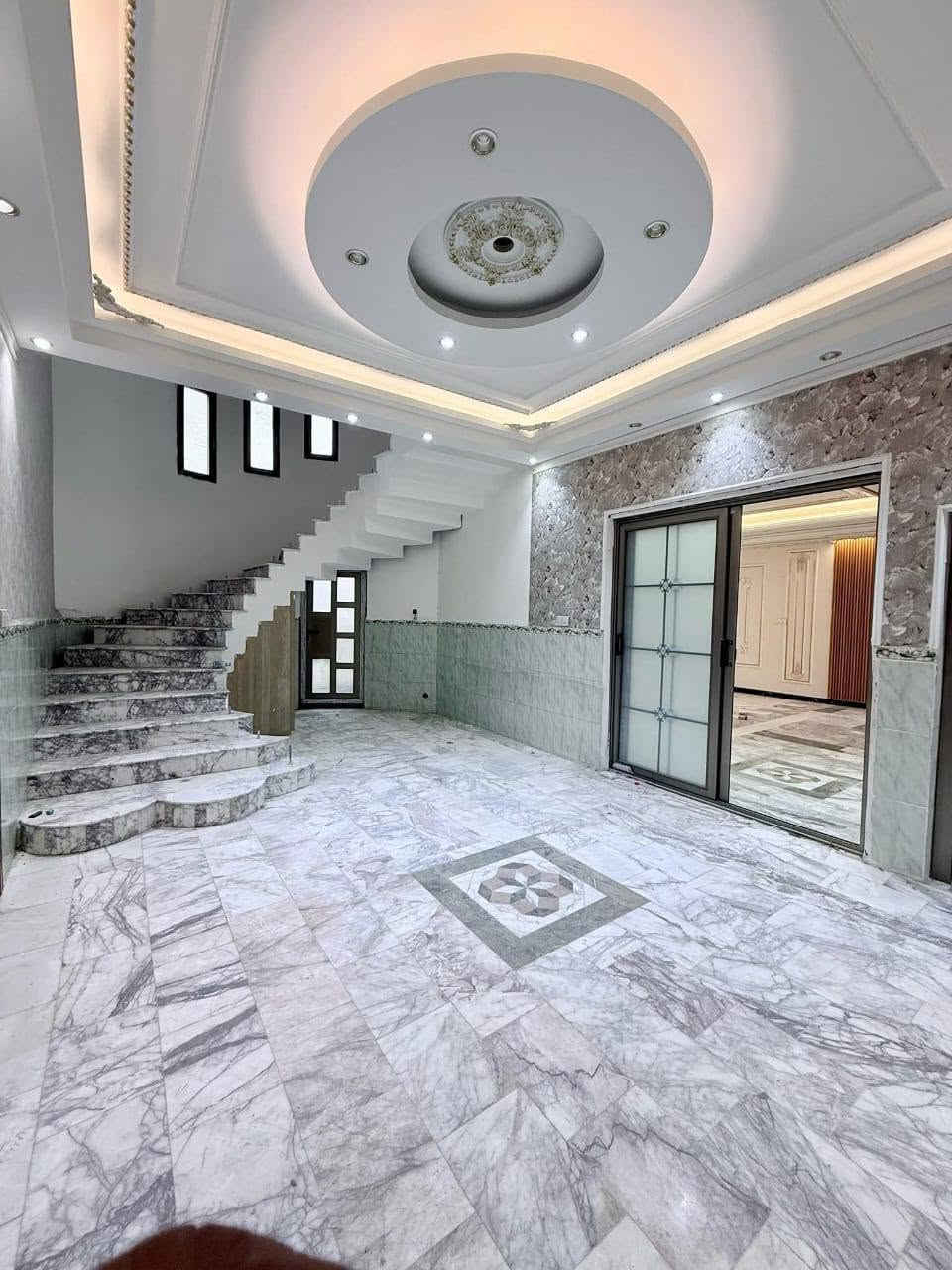 بيت للبيع بمساحة ٢٠٠ متر قرب حسينية البقيع (شارع إسماعيل) يبعد عن الشارع العام ٢٠٠ متر و على شارع مقرنص ٨ متر.
البيت مكون من ثلاث طوابق.
الطابق الأول يحتوي على استقبال و غرفتين نوم واحدة منهم فيها حمام و مطبخ حار و بارد و هول واسع.
و الثاني فيه ٤ غرف نوم، و الثالث فيه غرفة نوم واحدة.
الأرضية و الدرج مرمر.
طابو ملك صرف زراعي عراقي مكاتبة و وكالة و نسخة من الطابو. 
السعر ١٩٥ مليون و قابل للتفاوض.
‏‪***********‬‏ البصرة, العراق
