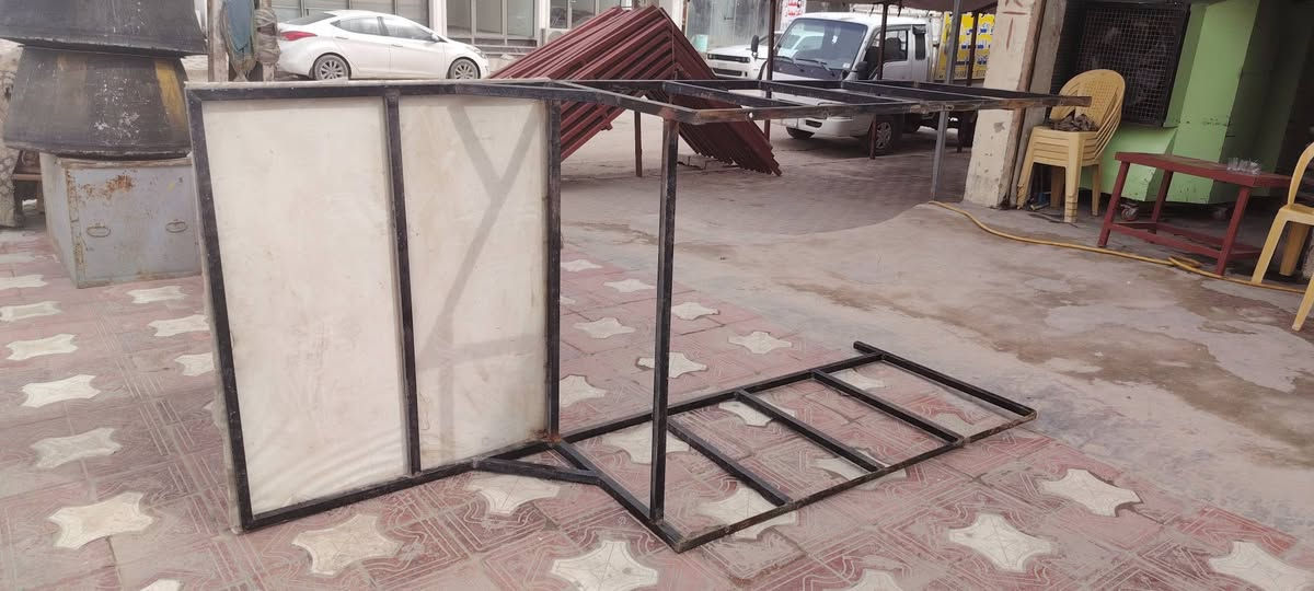 للبيع محجر تفصال مال شغل مصبوغ لون اسود السعر 100 وبي مجال مكان نجف حي الميلاد
***********
