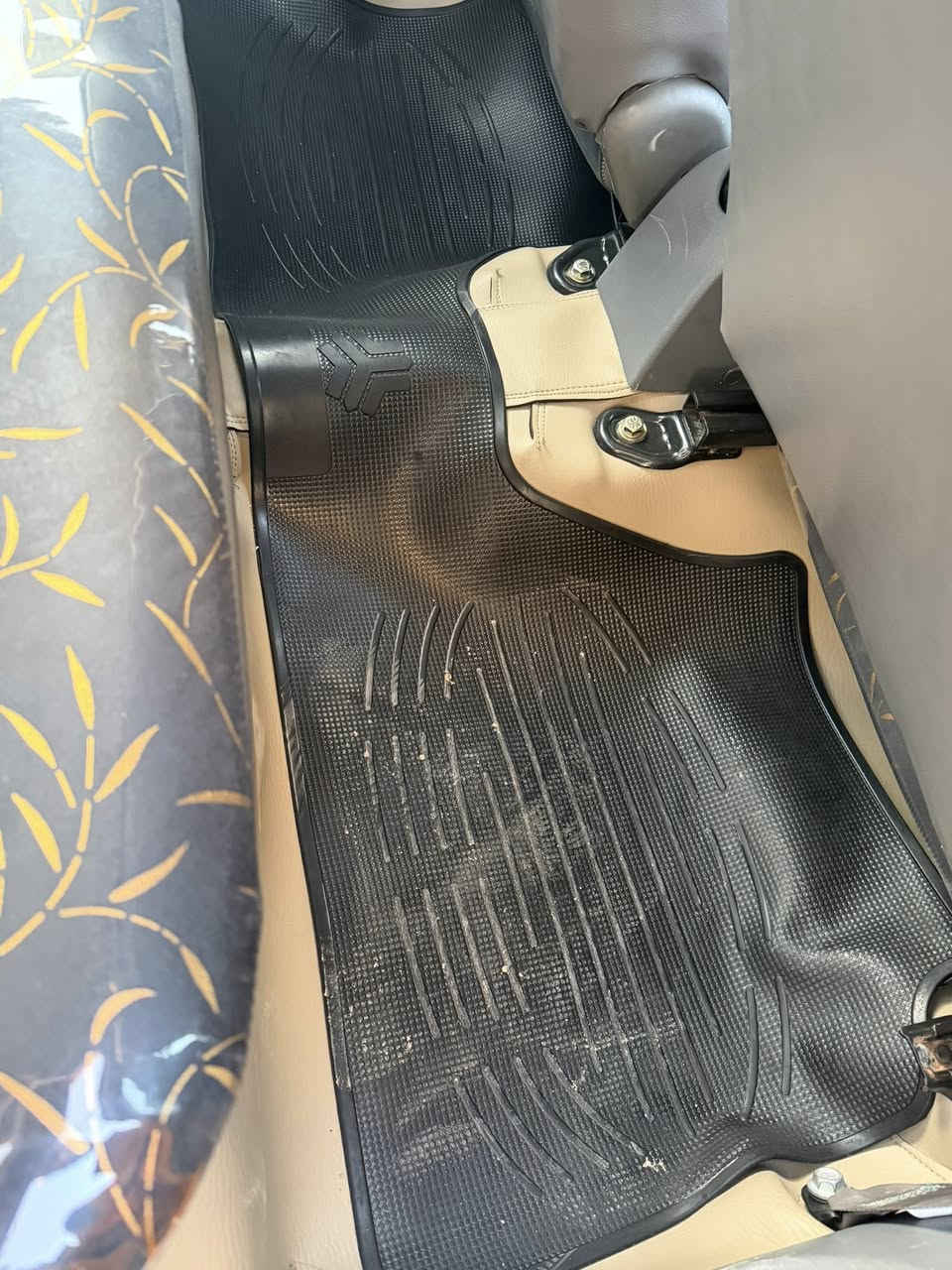 السلام عليكم سايبه لبيع 2025غاز بانزين ماشيه قليل زيرو مشي قليل مامشتغله تكسي مغلفه ارضيات جديده كلش كفاله عامه من كلشي السعر 82وبيه مجال قليل الديوانيه الرقم ***********
