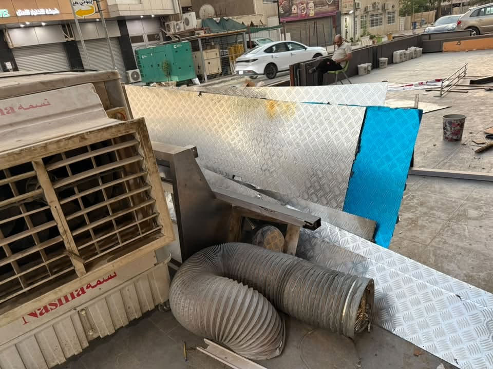 السلام عليكم غراض مطعم للبيع نظيف الاستفسار المراسلة ع الرقم ***********
