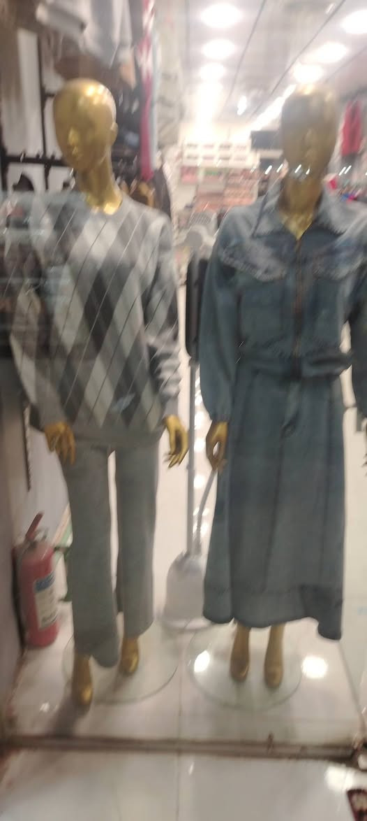 غراض محل للبيع
ملكانات كاملة عدد 4
ملكانات تلث ارباع عدد 20
فاترينه زجاج وسطي موضح بالصورة عدد 4
فاترينات خشب عمق 20 و ارتفاع بين رف و رف 25 عدد 10
فاترينات خشب عمق 25 وبين رف و رف 33 عدد 3
و سجج اسود موجود و بواري بيع شلعه و حده سعر اتساهل و ياه
للتواصل ***********
