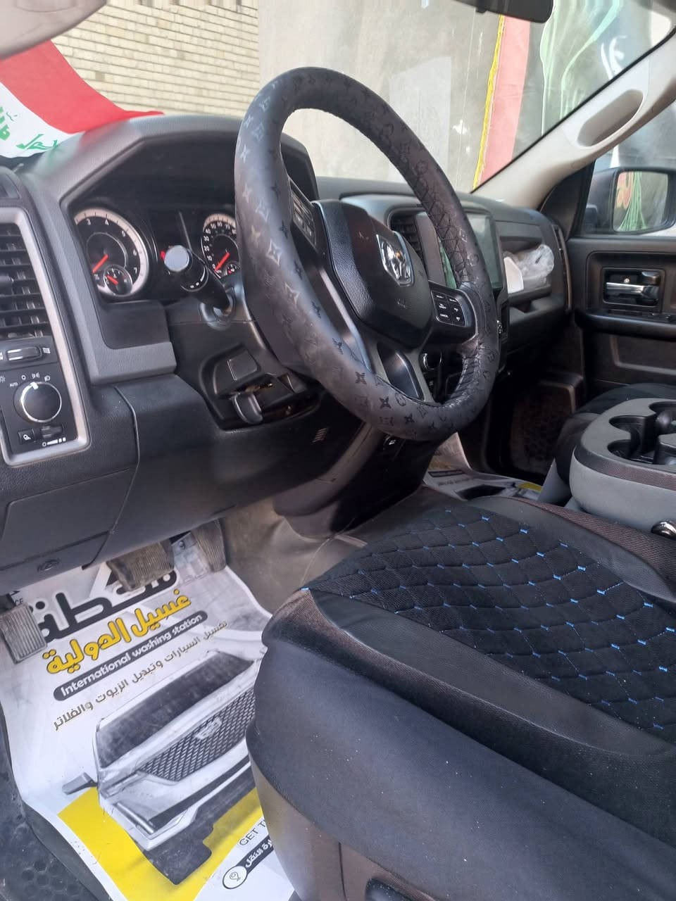 السلام عليكم 
رام موديل 18 كلاسيك حادثها چاملغ ايمن وصور الحادث مرفقة السيارة ماشية تقريباً 70 ميل رقم بغداد باسمي واي تفاصيل اني حاضر رايدها ب 170 وبيها مجال واذا اكو مراوس بلون اسود باب طويل وفرق مناسب هم عادي 
***********
