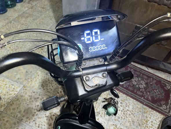 السلام عليكم 
بايسكل شحن SAW من اولاد جبرين اخذته
لونه زيتوني ماصارله شهر عندي
سرعته الشاشه تقره ٦٠ والحقيقي ٥٠ 
اشاير يمنه يسره امامي خلفي 
دبلات امامي خلفي (اربع دبلات)
سويچ وبصمه تشغيل عن بعد
صافوات انذار سرقه
البطاريات جديده بعدها لا هابطه ولا منفوخه 
ب٢٧٥ وبي مجال مكاني نجف
هذا رقمي ***********
