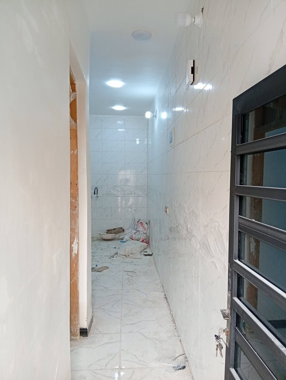 مشتمل 50 متر للبيع الشعب حي المهندسين زراعي عقد 117 شارع 15 الوسط المربع الاول طابقين او نص هسه طلعت العماله بناء جديد مدخلين استقبال او مطبخ او خدمات الطابق الاول والثاني غرفتين نوم او خدمات والبيتون غرفة كامله السعر 85 مليون اتصال او واتساب ***********
