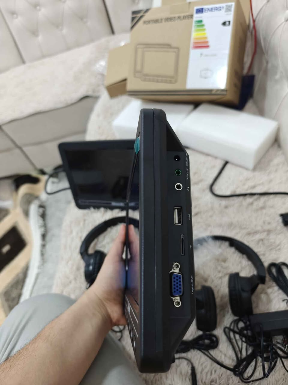 شاشە شەحن و کارەبایی و بە شوێن چەرخیش ئیش ئەکات بۆ سەیارە بۆ پشت کەلەی سایەق زۆر تایبەتە  و شازە + دوو هێدسێتی خۆی  لەگەڵە    شاشەکان ڕەپتی یەکترن  و شەحنە +کۆنتڕۆڵە+شوێن میمۆری +فلاش+ئۆکس + بۆ دەرەوەش بەکار دێت   لەناو پاکەتە و لەزگەی شاشەی پێوەیە بەکار نەهاتووە
نرخی 80 هەزار
*********** السليمانية, العراق
