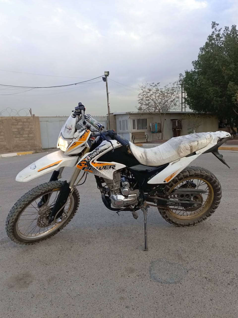 للبيع جبلي حجم كبير 5 گير سلف وهندر اوراق كاملة مكينة خرسة لادخانة ولاتفيلس كهربائيات شغالة طسة ناعمة بريكات امامي وخلفي ابيعها 550 مكاني بغداد البياع الشراي يتصل ***********
