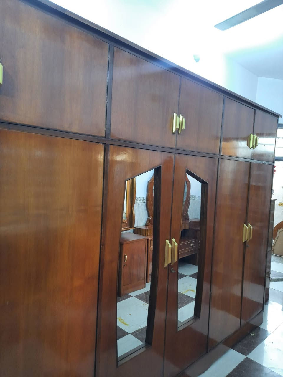 السلام عليكم غرفه صاج فول نظافة وهاي كدامك ...بيه فقط ضرب بميز مرايا ومصلح ومخلي عليه اشارة شوفه ...وغيرة اي ضرر مابيه العنوان كربلاء حي المجتبى *********** السعر ٦٠٠
