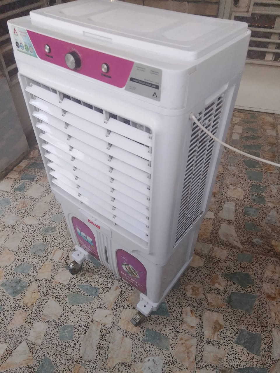 السلام عليكم للبيع مبرده جديده استخدام قليل جدا نضيفه كلها شغاله ايوكسر ما بيها مكاني بغداد البلديات السعر 130 الف ***********
