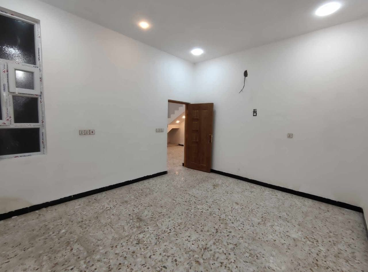 يالله للبيع بيت 200 نتر واجهيه 10م والنزال 20م بي اقرار محكمه طابو زراعي طابقين الطابق القاني غرف 2 سكفهن سندويج وصاله بل طابق الثاني  يحتوي على 
غرف 2
صاله 
استقبال 
صحيات داخليه 1
صحيات خارجيه 2
غرف 2 
مطبخ 
مكشوفات 2
البيت صب كونكريت مسلح 
عنوانه علوه الفحل قرب جسر الامام علي شارع القاعه البيت امرتب شارعه تبليط عرض الشارع 10 متر كهرباء ماء تبليط اناره كامل البيت معروض ب 95 مليون وبي مجال رقم الهاتف ***********
