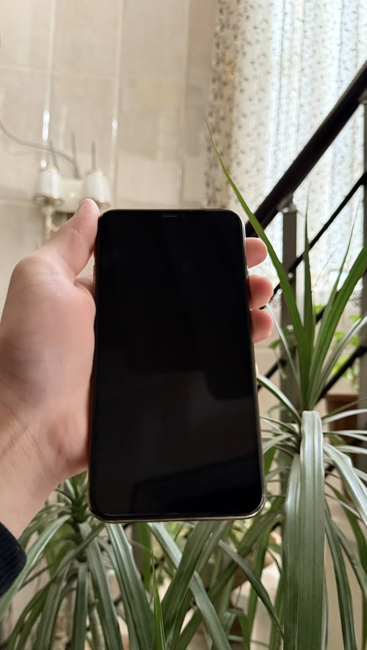 ايفون 11برو ماكس 256مبدل شاشه اصليه فيس ايدي شغال بطاريه77بلاديه نضافه99‎%‎سعر280بي مجال(***********)اتصال
