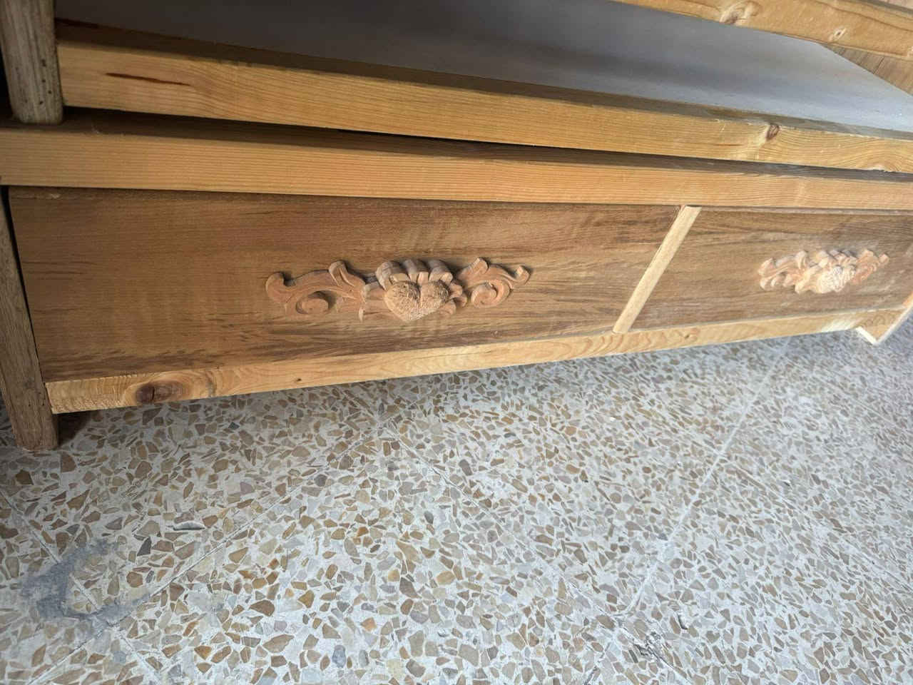 تخت طفل متحرك وثابت وبيه باب متحرك نظيف جدا السعر 100 الف.
وتساب(***********)
