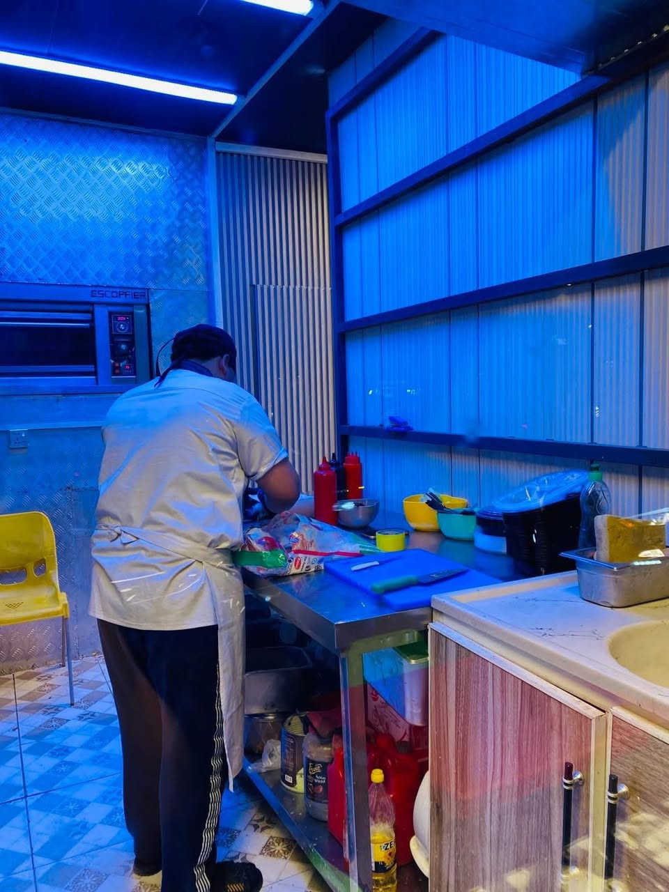 فرصة أستثمارية.. مطعم كامل للبيع وشغال في مدينة الغزالية وبموقع متميز
محتويات المطعم :-
1-فرن بيتزا 
2-قلايه 
3-گريل بركر العدد 2
4-ميز سل ستيل العدد 3
5-شوايه كص 
6- سنك 
7-عارضات مشروبات غازيه عدد 2
8-مجمده 
9-ميز كاشير 
10- محضره مقبلات 
11- دگتات تصريف هواء 
12- كونفيره حجم كبير 
13- ميكرويف تسخين طعام 
(جميع أدوات المطعم كامله)

لعدم التفرغ وعنوان المطعم في وسط شارع مدير الامن 📍

للأستفسار :-
***********
