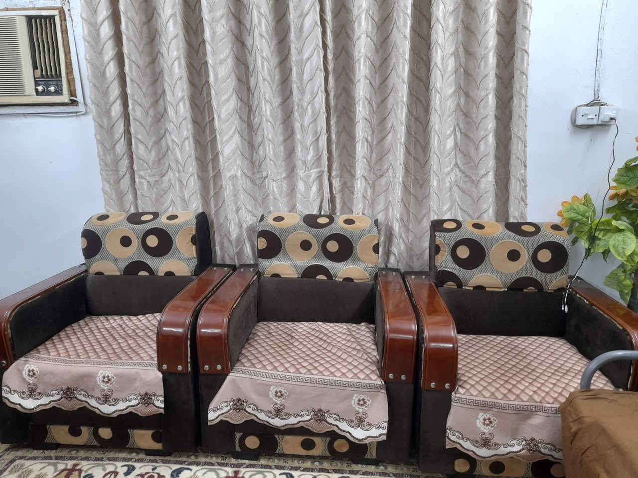 يوجد تخمين للبيع
الجوزي ١٠ مقاعد نظيف مابي كسر 
 الماروني ١٣ مقعد بي اضرار بسيطة 
السعر للتخمين ٣٥٠ الف وبيهن مجال
***********
***********

