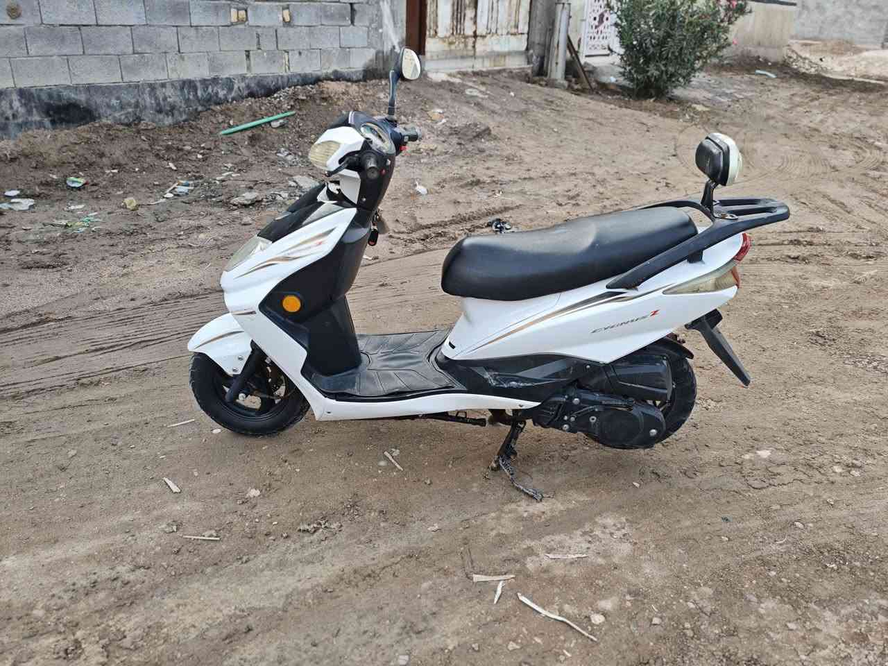 سلام عليكم شباب دراجه للبيع سكنس نثيه الدراجه كامله تلف راسك وتنام تخبل سلف هندر كلشي شقال اكلوب امامي وخلفي اشاير هورن كلها شقاله الدراجه فقط مفيلسها فقص ما مجيوسه سعر 550وبيها مجال الطيبين كامله المكان قرنه الشرش الجلعه رقم الهاتف وتساب ***********
