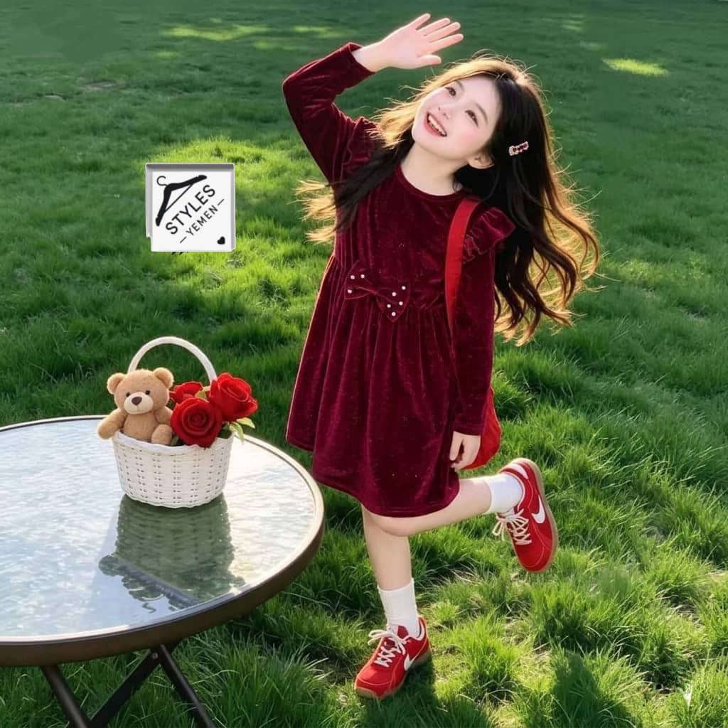 **✨✨ جديدنا وصل: تشكيلة حصرية ومميزة ✨✨**
استمتعي بلحظات من الأناقة والجمال لطفلتكِ، فهذا **الفستان المخملي** خياركِ الأول لإطلالة استثنائية، فهو مريح، انسيابي، ويشع بريقاً في كل **مناسبة** سعيدة.
**✨ يتميز بتصميم: ✨**
راقي مصنوع من **المخمل الملكي الناعم**، مع لمسات فاخرة من **كشاكش الأكتاف** التي تضفي لمسة عصرية، و**فيونكة اللؤلؤ** الأنيقة التي تتوسط الخصر، ليمنح أميرتكِ إطلالة متكاملة الجمال في كافة الأوقات.
**✨ المقاسات: ✨**
 * متوفر من عمر **3 سنوات** إلى **7 سنوات**.
**✨ الأسعار: ✨**
 * **السعر بالعملة القديمة: 3000
 * **السعر بالعملة السعودي 22

#_772214645
رابط مجتمعنا واتس 
https://chat.whatsapp.com/BiwH683Ra7O5f1dO5w75uN
رابط قناة واتس 
https://whatsapp.com/channel/0029Vb7c14l0LKZ9sPEY9m0G


**إذا كنت صاحب هذا الإعلان وتريد حذفه لأي سبب، رجاءا أرسل رسالة إلى الدعم الفني**