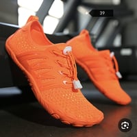 حذاء رياضي • مقاس ٣٩