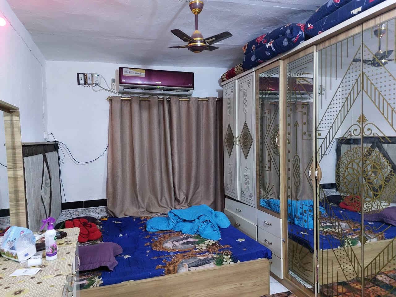 السلام عليكم مشتمل للبيع حي جهاد قرب سوق حي جهاد  بناءقديم للإستفسار اتصال ***********
