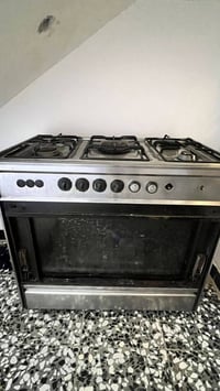 طباخ • كاونتر نضيف • كراسي