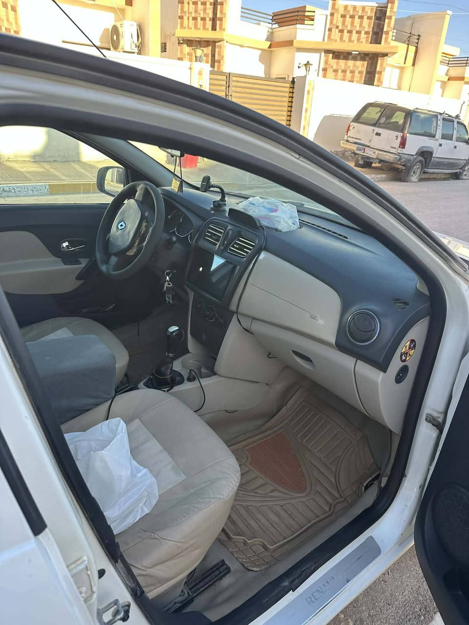 سلام عليكم اخوان عندي رينو سيمبول 2016  حره تحويل ثاني يوم السيارة كاملة تبريد تدفئة بس الصدر تعبان باتري جديد السيارة نضربت من كدام وطك الايرباك مال ستيرن وبيه طخات خفيفة كلش السعر 60وبيه مجال بسيط مكان بغداد عامرية للاستفسار      متوفر واتس اب ***********
