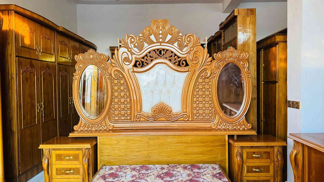 سلام عليكم توجد غرفه نوم عراقي حطاطه درجه ولئ شدخ مابيها ام العوجيه خشب زان العنوان  البعبيد هاتف ***********
