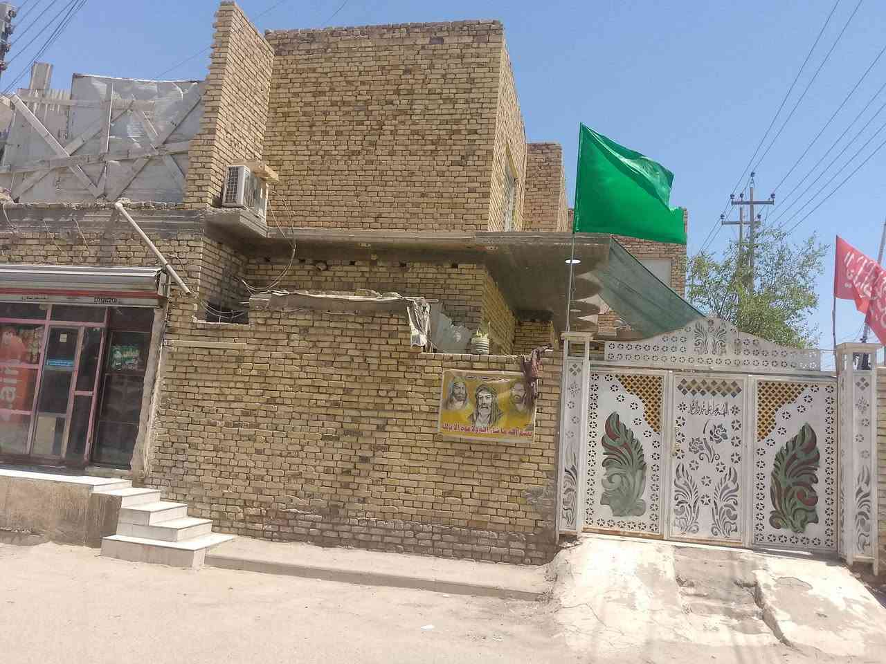 مرخصت لإدمن سلام عليكم للبيع فقط بيت 200متر طابو صرف مطلوب 30 مليون للسكان بيت طابقين طابق اول صب و طابك ثاني عكاده بيت يحتوي على غرف نوم عدد 2 جوه وحده محل و ثانيه غرفت نوم و طابق ثاني عدد 3 غرف ثنين كاملات و واحده بس صبغ و غرفه 4 فوق غير مبنيه  بيت ركن مكان البيت منطقة حي النداء التواصل رقم ***********

