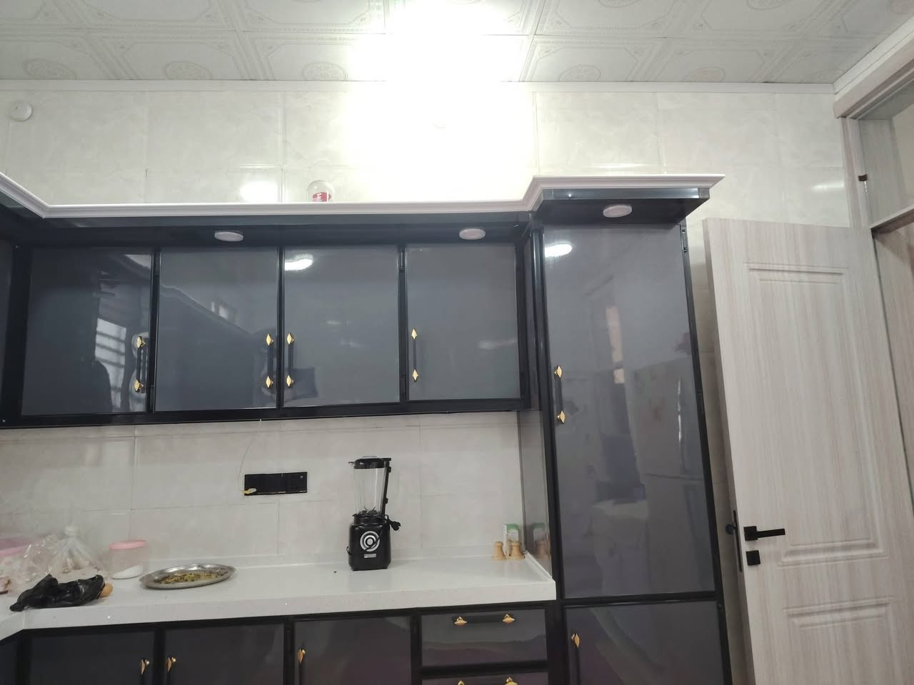 صباح الخير والموده
مكتب الخبير للعقار

وجود دار مساحه ٣٠٠ متر

طريق ابو عصافير موقعه كلش حلو

علما أن الدار بناء حديث طابقين

الطابق الأول //استقبال ومطبخ وغرف نوم عدد اثنان مجموعات صحيه داخليه وخارجيه كراج سياره حديقه

الطابق الثاني //غرفتين نوم وصاله وصحيات

السعر //١٤٠ وقابل للتفاوض

للاستفسار مراجعة المكتب مقابل مركز الشباب الدوب

اتصال //***********
