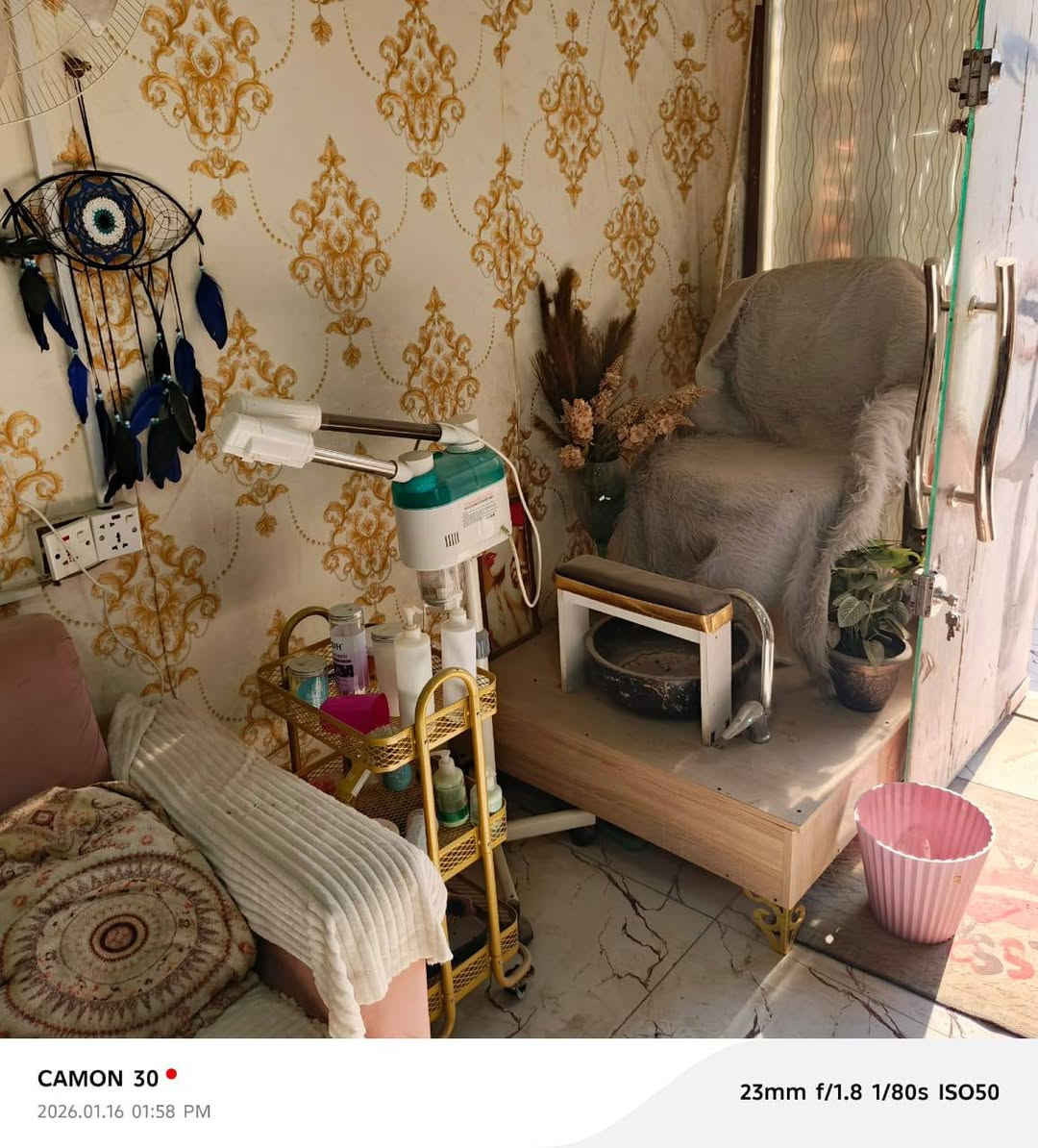 ✨ فرصة استثمارية راقية – صالون نسائي متكامل للبيع ✨
يُعرض للبيع صالون نسائي فاخر، مجهّز بأحدث المعدات ومصمّم بذوق أنيق يلبي أعلى معايير الجمال والراحة، وجاهز للعمل فورًا دون الحاجة لأي إضافات.
الخدمات المتوفرة داخل الصالون:
💅 منكير وبدكير باحترافية عالية
💎 أظافر أكريليك وجِل
🌿 خدمات العناية بالشعر والبشرة
🎨 تاتو (وشم تجميلي) بأدوات متكاملة
مميزات الصالون:
🌸 موقع مميّز وحيوي
🌸 ديكور فاخر وحديث
🌸 أجهزة ومعدات كاملة
🌸 قاعدة زبونات ثابتة وسمعة ممتازة
🌸 إدارة سهلة وعائد مجزٍ
البيع لأسباب خاصة.
فرصة نادرة للباحثات عن مشروع ناجح ومستقر.
📞 للتواصل والاستفسار: ***********
— للجادّات فقط —
