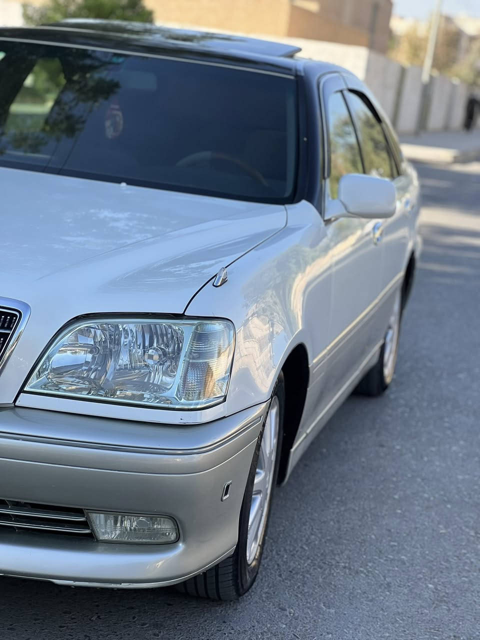 مەلیکە ساغ
٢٠٠٣
سێ دوگمە 
سڵاید پەردە
پاکەتی لۆک
نمونە لە جوانیا
ویل نەجمە تایە لۆک
کۆدی بۆ کراوە
تەنها سەقف و شانەکانی بۆیاغە بەبێ چەکوش ومەعجون 
دەعامیەکانیشی شوختی نیە
نرخی ٥٨ گڵایە
گۆڕینەوەش ئەکەم لەسەر دڵگرت
شوینم کەلارە
***********
