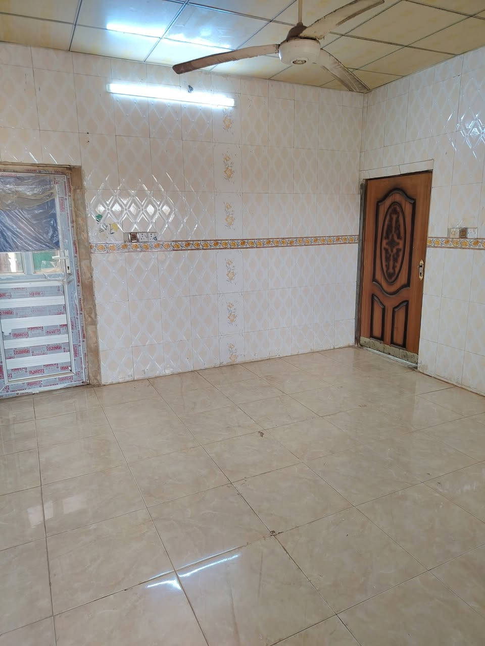 السلام عليكم مشتمل بدون اثاث  للايجار طابق ارضي  متكون من كراج استقبال وصاله ومطبخ وغرف نوم ٢ وصحيات العنوان القادسيه حي الجامعه  قرب مدينه الألعاب مجاور ماركت المنارة للاستفسار الاتصال على الرقم ***********
