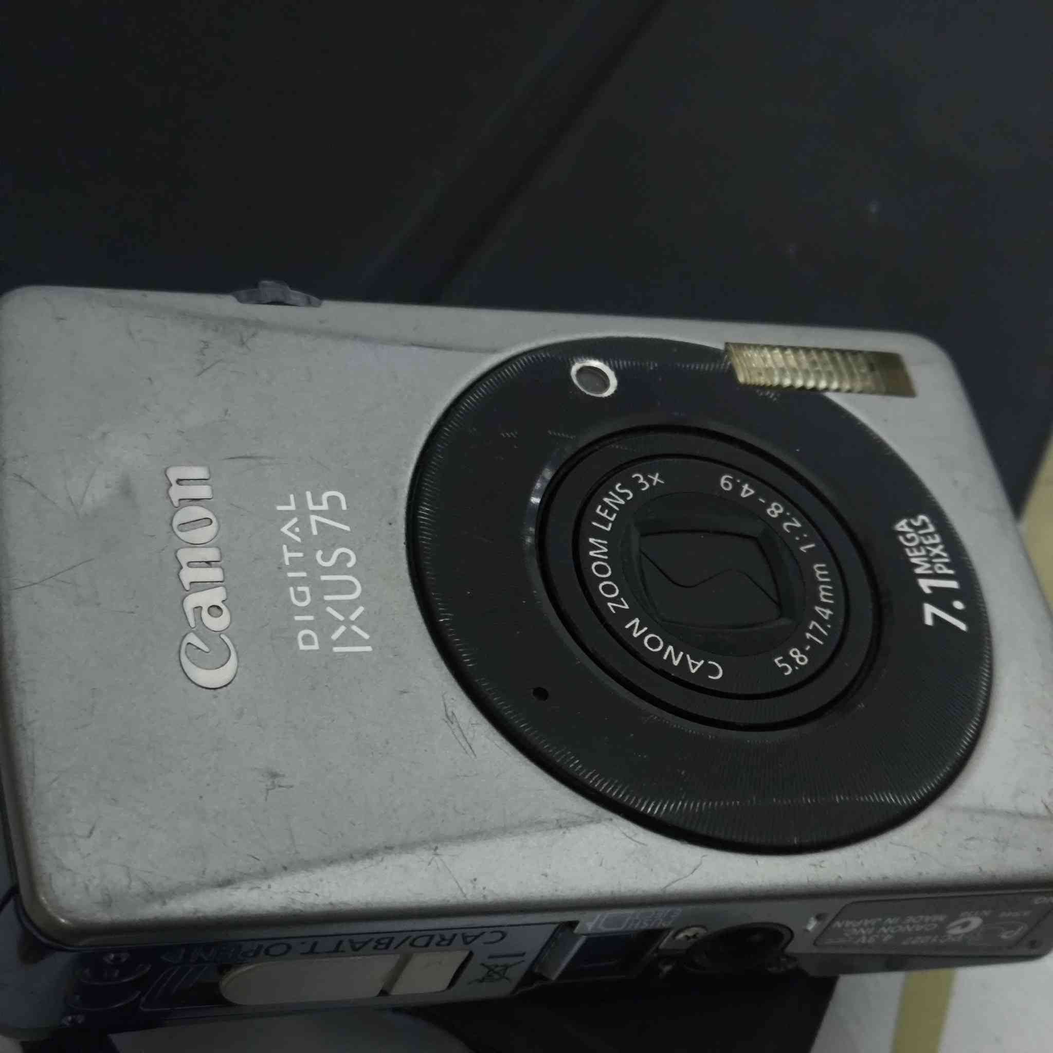 كانون IXUS 75
نظافة %65 بيها شوية شخوط وضربة بالخلف نهائياً ما مأثرة ع التصوير.
تصويرها مثل ما موضح بالصور
الدقة: 7.1MP
زووم بصري: 3x
فيديو: بجودة VGA مع صوت
المعالج: DIGIC III + خاصية التعرف على الوجه
البطارية: قابلة للشحن NB-4L اصلية
المميزات: كاميرا أنيقة وصغيرة الحجم، مناسبة للسفر والاستخدام اليومي.
الملحقات: بطارية + شاحن خارجي جوكر
+ رام1 كيكا+ محول الصور تايب سي يكون قارئ للرام ويدخل بالتلفون 
السعر: 50 الف قفل


**إذا كنت صاحب هذا الإعلان وتريد حذفه لأي سبب، رجاءا أرسل رسالة إلى الدعم الفني**