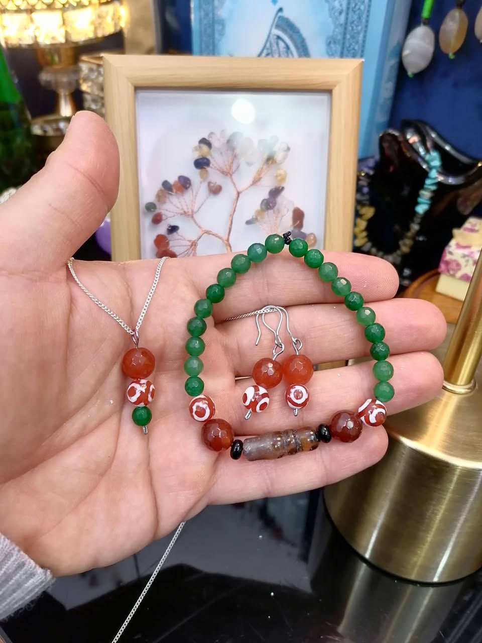 🛒 تسوّق الآن من بازار ذي قار للاحجار 🛒
* نوع البضاعة: طقم سوار وكلادة وتراجي 
* عيار الفضة: الزنجيل فضة عيار ٩٢٥
* نوع الصياغة والمنشأ: أعمال يدوية هاندميد / صنعت في وادي الرافدين. 

* نوع ومواصفات الحجر: زمرد طبيعي / عقيق طبيعي / تبت صيني / كل الأحجار تراش ليزري. 
* السعر شامل التوصيل:
55.000 دينار عراقي
* اسم وعنوان التاجر: صلاح الصالح - ذي قار 
* رقم هاتف التاجر:
*********** 📲 واتساب 

#بازار_ذي_قار_للاحجار
