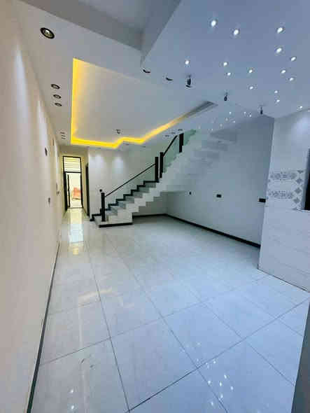 #للبيع دار. 100م. بناء حديث 💯🎆🎇

طابو زراعي سند 25💯
واجهة5. نزال 20
طابقين  يحتوي على :
مدخلين للبيت 
3غرف نوم  وصالة ومطبخ وحمامين 
ومنور وبيتونة وسطح واسع 
ابواب قاصة تركي درجه اولى 
ارضية بورسلين  شبابيك سلايت ومفصلي   
 جميع الخدمات متوفرة.  
قريب ع الشارع العام 
لعنوان الدورة لبوعيثة.  فرع الحمداني.  

للاستفسار.  ***********
