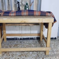 ميز خشب • نضيف • قفل