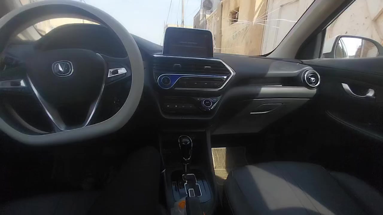 شانجان L7  موديل 2025للبيع..
السيارة ماشية 33الف km
سعرها 58 وبيه مجال
 بيع او مراوس والسيارة مطلوبه ..
غير داخلة بالضمان .. 
بيه ضربه بل باب خلف السايق 
للتواصل واتس ***********
بيع اقصاد او نقد اومراوس
