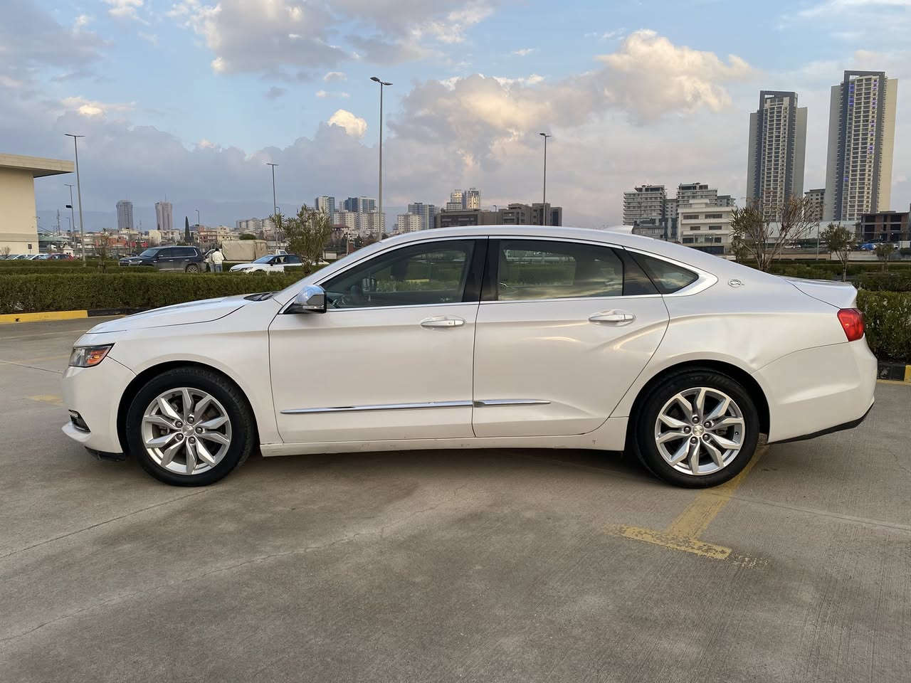 السلام وعليكم
للبيع امبالا بريمر موديل 2017 
 امبالا داخله كلين بدون حادث وبدون ارباك بس بيها اربع قطع كلير امريكا  بحالة الوكاله شرط كتلوك الشركه بيها 
مكينه ٣٦٠٠ فول عدا الفتحه 
ماشيه 135الف مكينه مكفوله لا مفتوحه ولا شي جديده بشرط
  
مواصفات السياره فول بريمر عدا الفتحه
رادار امامي وجانبي وخلفي
حساس خلفي
نقطه عمياء 
٥ بصمات السياره 
قاصهه وشاشه چبيره 
كشنات تدفئه تبريد 
تبريد قطعتين 
تبريد تدفئه فول 
 
مزروع الها عدسه ب 300 دولار 
حدادت السياره جديده حيل  
وياله شرط لا فطر ولا شي جديدات
 
 السياره رقم اسليمانيه ثاني يوم تحويل 
 السعر123 وبيها مجال بسيط كلش اتصل او خاص للاستفسار 
*********** 

                          مكان السياره السليمانية
