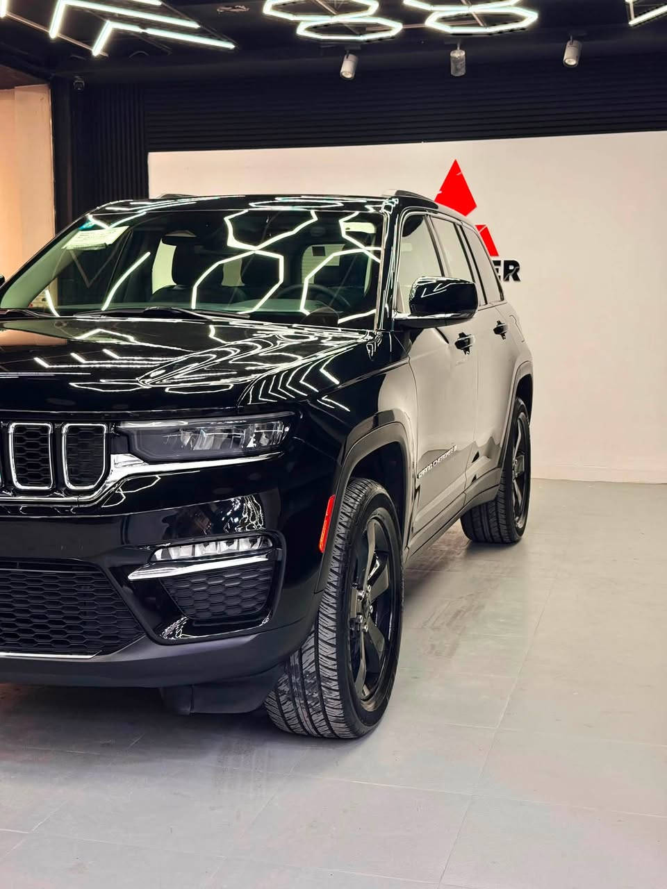 السلام عليكم
Jeep Grand Cherokee 
Limited Plus
2024 للبيع
عداد :20 الف ميل
داخل جلد أسود
بانوراما
تحكم بالستيرن
شاشة كبيرة
كراسي امامية كهرباء
ميموري كرسي السائق
تدفئة مقاعد امامية
تدفئة مقاعد خلفية
تدفئة ستيرن
خاصية دخول بدون مفتاح
كاميرا خلفية
رادار امامي
رادار جانبي
تحديد مسار
مثبت سرعة تفاعلي
تشغيل عن بعد
باب الصندوق كهرباء
STOP/START ENGINE نظام
ALPINE نظام صوت
حساسات خلفية
اوتو بريك خلفي
هاند بريك كهربائي (بصمة)
اضوية امامية LED
اضوية امامية زينون عالي/واطي
كشافات ضباب زينون
4 وضعيات قيادة
اضوية خلفية LED

السيارة بيهة تايرات لاندكروز وويل نجمة المرغوب

حادث جاملغ وباب بچم كبس وبالعراق صار بيهة باب نفس الجهة والسيارة تبديل 3 قطع اصلية بلادي نفس اللون بدون صبغ
 
السعر 32 الف مستعجل عالبيع وبيهة مجال للشراي
العنوان : بغداد 
للاستفسار : *********** غير متواجد فيسبوك
