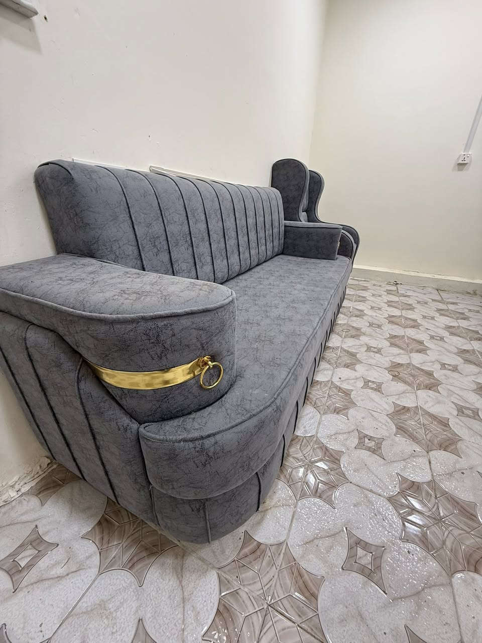 غراض بيت للبيع بسعر مناسب
كاونتر  4 متر
2 متر ملحق
2 متر ارضي
داخل المنيوم وخارج Hdf
ابوابه هايدروليك  
خلاط ايطالي 
————
قنفات تسكام خشب ثقيل
8 مقاعد 5 قطع
للبيع بسعر مناسب 
لاتصال ***********
