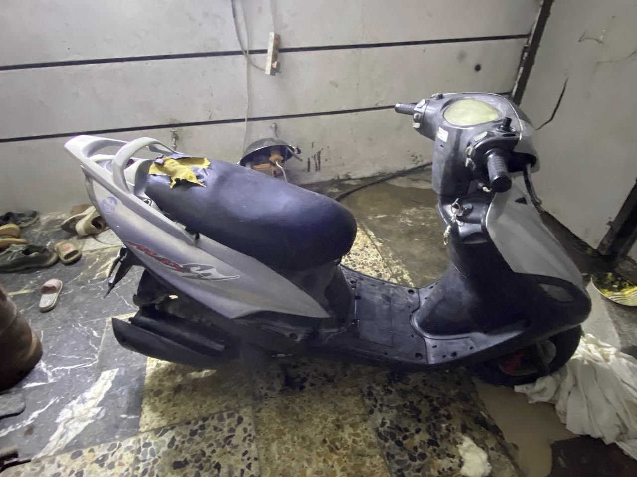 سلام عليكم دراجه نوع ماكس دراجه كلش نضيفه وكهربائيات كلها شغاله نقص باتري فقط السعر ب٤٠٠ وبيها مجال بسيط حك الجيه مكاني بغداد الدوره وهذا رقمي ***********
