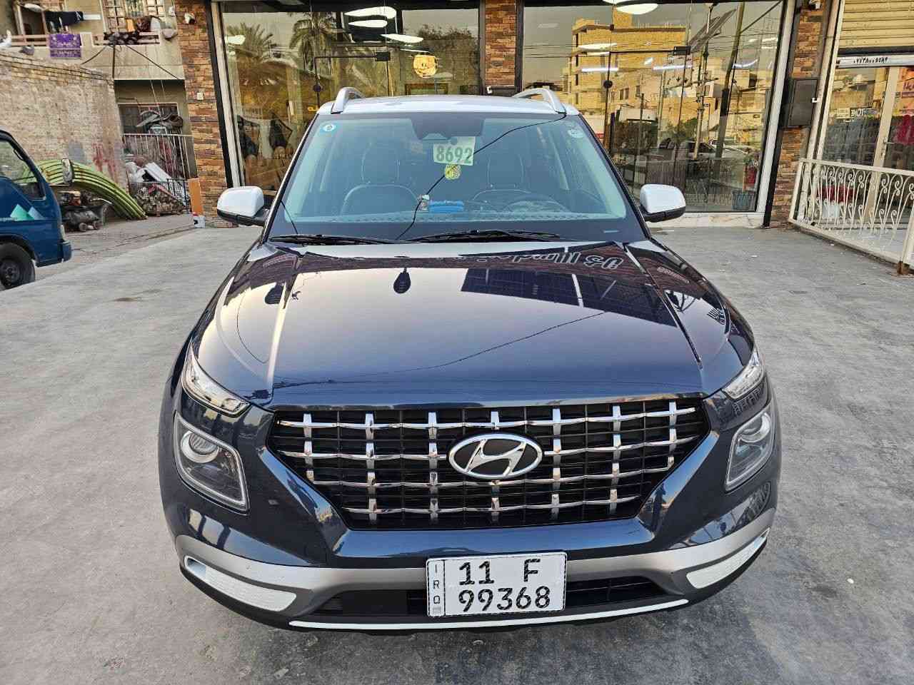 Hyundai venue 2024 limted 
 تو كلر  
سياره تجي لونين ابيض ونيلي
دواخل  نيلي +  بيجي + كشنات رصاصي
بصمة أبواب  
بصمة تشغيل 
تشغيل عن بعد 
شاشة كبيره نظام خرائط Gps 
شاشة تبريد منفصلة 
مود درايف ( sport -normal - snow)
ستيرن فول تحكمات
كشنات جلد و مخمل 
تدفئة كشنات 
شاشة عطلات 
ردار امامي خلفي وجوانب (نقط عمياء )
تحديد مسار 
مثبت سرعه 
نظام ترحيب 
لايتات عدسه زنون 
لايت اصفر جانبي يشتغل ويه الاشاره للمنعطفات
لايت لد 
بك لايت يجي لد مو عادي 
ويل 17 
محرك 1600 دوش دبل نوزل 
السياره حادثه  دعاميه خلفيه نفسها مشدوده بجمه كبس 
سياره ترايه زيرو
السعر 155 وبيه مجال 
للاتصال 
***********
العنوان 
بغداد حي القاهره
