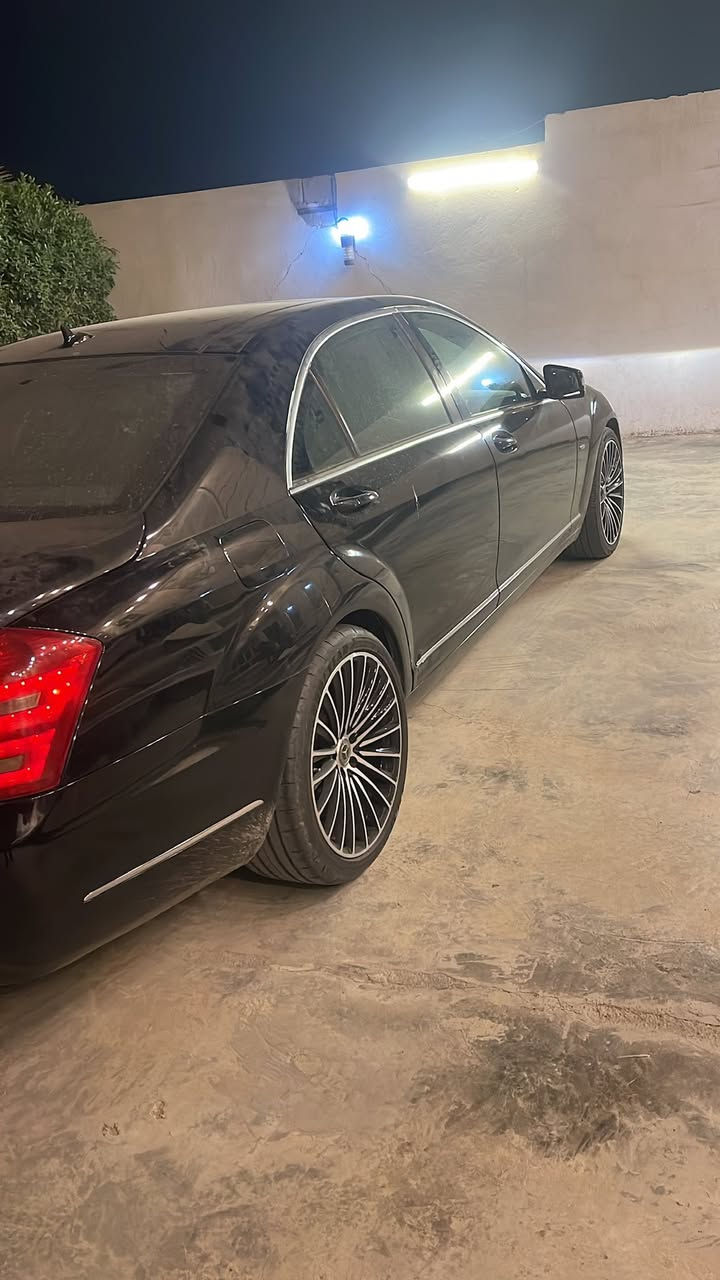 2011 للبيع باب طويل بيه الجاملغ الخلفي صبغ السيارة جديده وحلوه حيل 
السعر ٢١٠ وبيه مجال
***********
