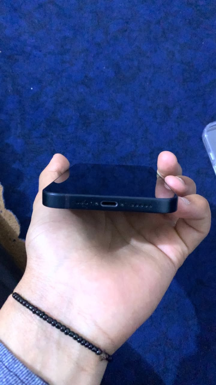 سلام عليكم ايفون 13عادي للبيع ماستر عربي شرق اوسط بطاريه87 نضافه 100% ملحقاته كامله بعده بلضمان سعر 500 مكان بغداد الزعفرانيه هاتف ***********
