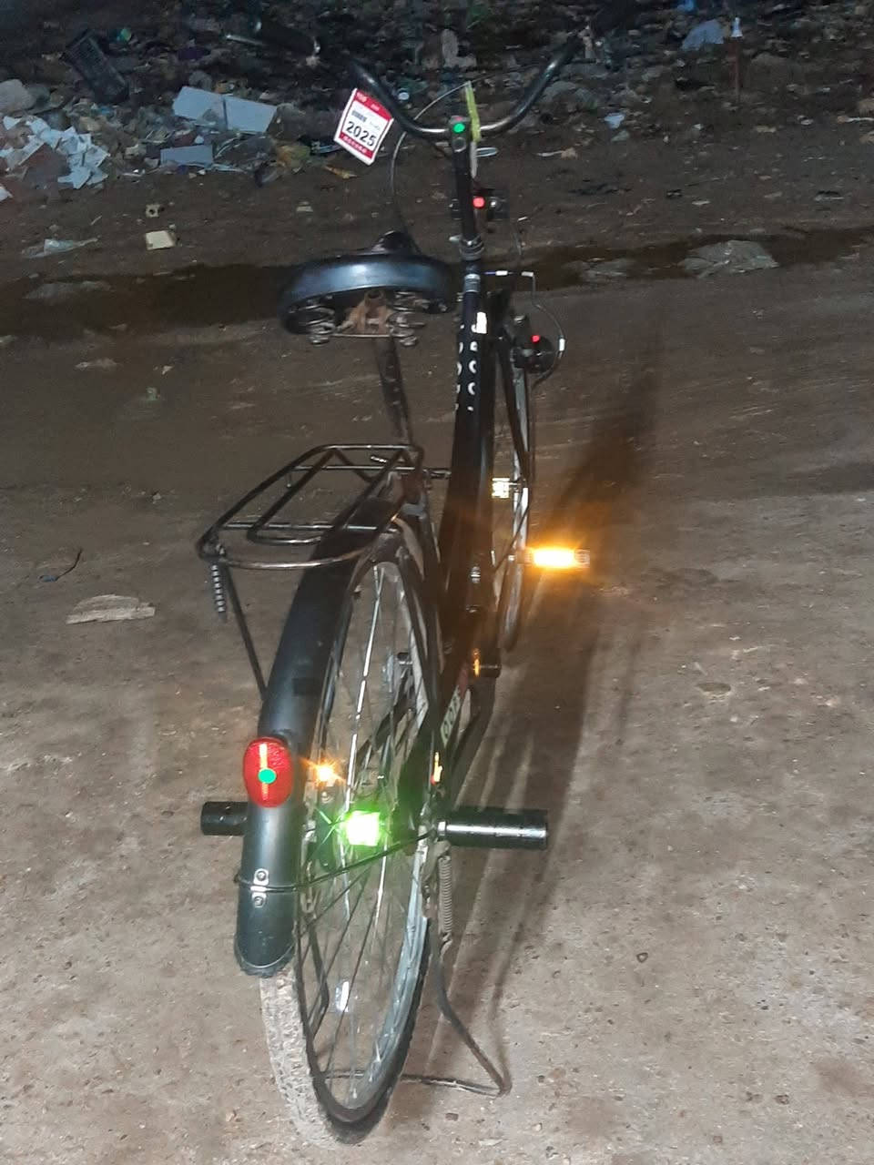 السلام عليكم بايسكل للبيع حجم 26 نضيف  اخو الجديد المكان الشهداء البياع الاتصال ***********
