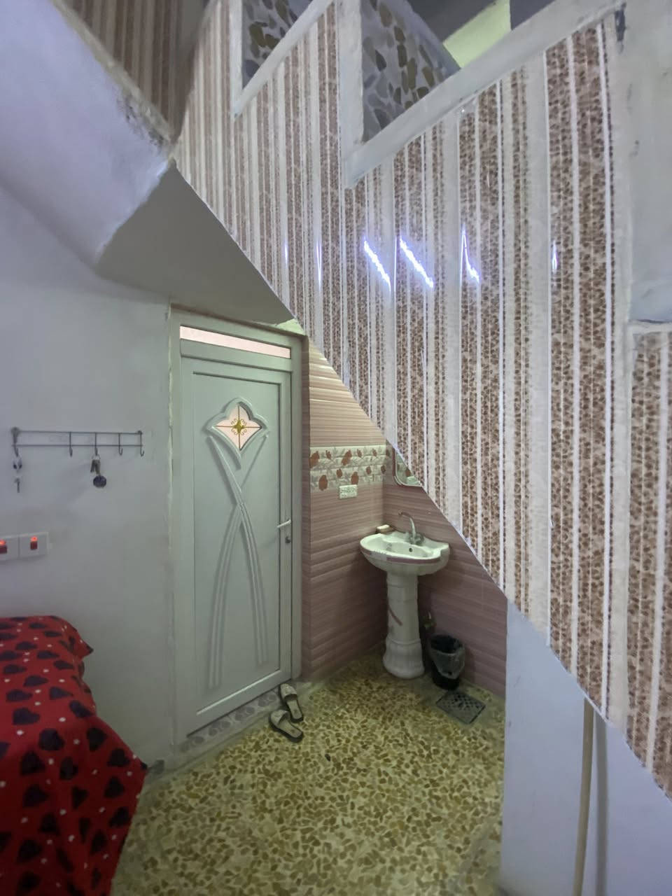 بيت 🏡 للبيع
السلام عليكم  حي الزهراء قرب جامع حبيبنا المصطفى 

مساحة الدار 125متر مربع ✅ 

يحتوي على غرفة عدد2

مع مطبخ كبير وصاله واستقبال 

وتركين وبيتونه وكراج سياره بيت سند ملك طابو زهور شرط تحويل سعره85بي مجال ماء كهرب مجاري فول فرع صبه للاتصال ***********
