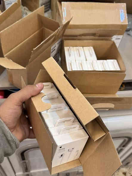 السلام عليكم عندي بلك اصلي ماستر شرط باركود دكه 
وسماعه هم ماستر شرط سماعه من 12 ال14  برو ماكس ال17 كله
اصلي ماستر دبي شرط على الفحص 
كيبل اصلي ماستر من11 ال16 برر ماكس ماستر كله 
الهاتف *********** مكاني بغداد 
بلك سعره 25 الف قفل ماستر بل محللات ب35 يبعونه 
السماعة من ال11 ال14 برر ماكس على 22 الف 
والسماعه من 15 برو ماكس ال17 25 الف يبعونه حته ب40
كيبل 20 الف ماستر كله ماستر بيهن ضمان اسعار جمالة
