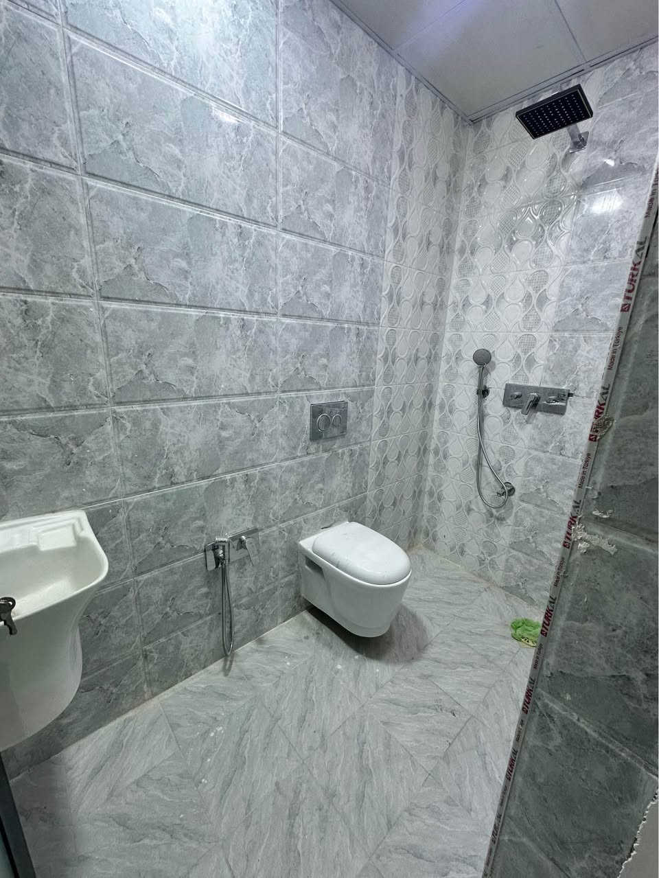 بيت مساحة 100م الدورة حي دجلة شارع 25 طابقين وبيتونة للبيع
الطابق الارضي متكون من مطبخ واستقبال وحولي وحمام ومنور و غرفة نوم ماستر
طابق الثاني متكون من غرفتين نوم ماستر 
الواجهة بورسلين الكهرباء كلها تأسيس بواري 
الحمامات نظام تسكا ودفن وتعليك
شبابيك كله سلايت المنيوم مع ابواب الحمام والمنور
سخان عدد(2) تانكي ابو 1000 عدد(2) ماطور ماء 
البيت بناء جديد ومصبوغ وغير مسكون
نقص فقط محجر الدرج
ناقصة بس تجيب غراض وتجي تسكن حتى تنظيف منظف
اني صاحب الدار مباشر لا دلال ولا وسيط
‏‭***********‬ متواجد واتساب فقط بغداد, العراق
