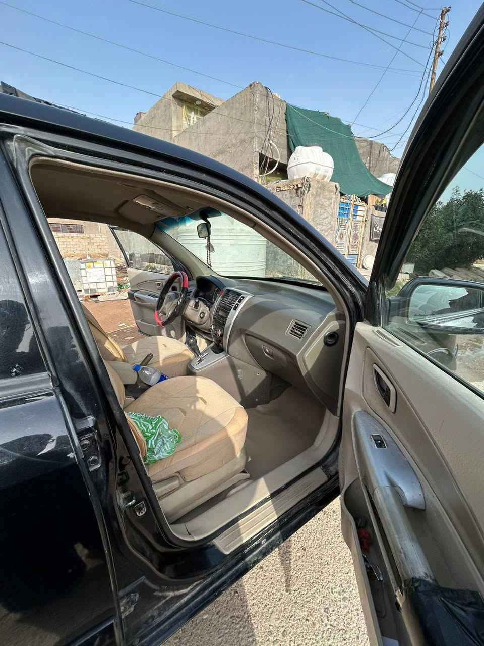 السلام عليكم 
توكسان موديل 2006 أمريكي 
مكينه 2700 سته سلندر جديده قبل ثلاث اشهر شديت مكينه وكير جديده 
سياره خير من الله مال طالب كليه يروح بيهاا لدوامه ويرجع السياره حادثهاا البجم الخلفي مصبوغاا رقم بغداد الجديد بأسمي مصفره غرامات العنوان رقم الهاتف 
‭ ٠٧٧٦ ٦٠٣ ٣١٦٨
ترهم مراوس
