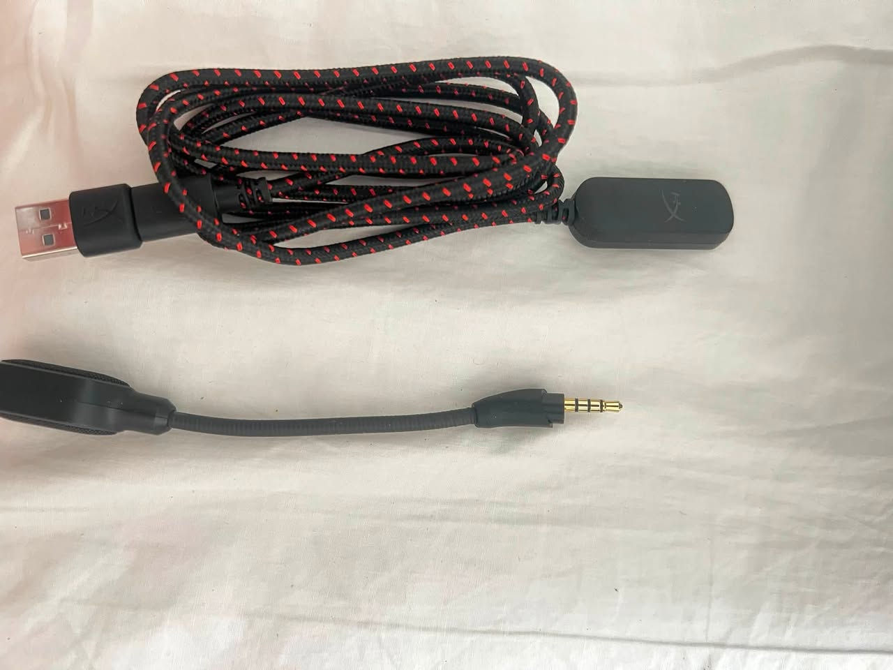 سماعة HyperX Cloud III بحالة ممتازة جدًا، النظافة 100%، استخدام خفيف جدًا وما بيها أي خدش أو عطل.

المميزات:

* صوت قوي وواضح مناسب للألعاب والأفلام والموسيقى.
* مايكروفون قابل للفصل بصوت نقي.
* راحة عالية بفضل وسائد الـ Memory Foam.
* هيكل معدني متين وعمر طويل.
* تعمل على PC / PS5 / PS4 / Xbox / Nintendo Switch / Mobile.

المرفقات:
 الكرتون الأصلي
 كيبل USB
 المايكروفون الأصلي القابل للفصل
 جميع الملحقات الأصلية

سبب البيع: عدم الحاجة إليها.

للمهتمين، يرجى التواصل على الخاص
الرقم :***********
الموقع :بغداد
السعر:٧٠ الف
لا يوجد توصيل

